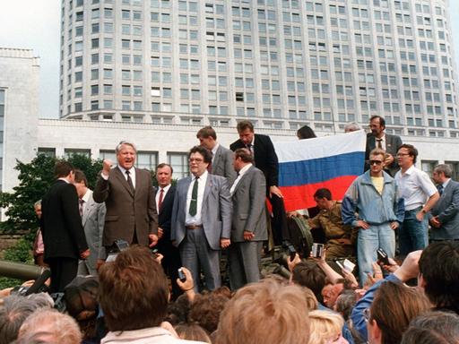 Der damalige russische Präsident Boris Jelzin steht 1991 in Moskau mit erhobener Faust auf einem Panzer. Um ihn herum sehr viele Demonstranten.