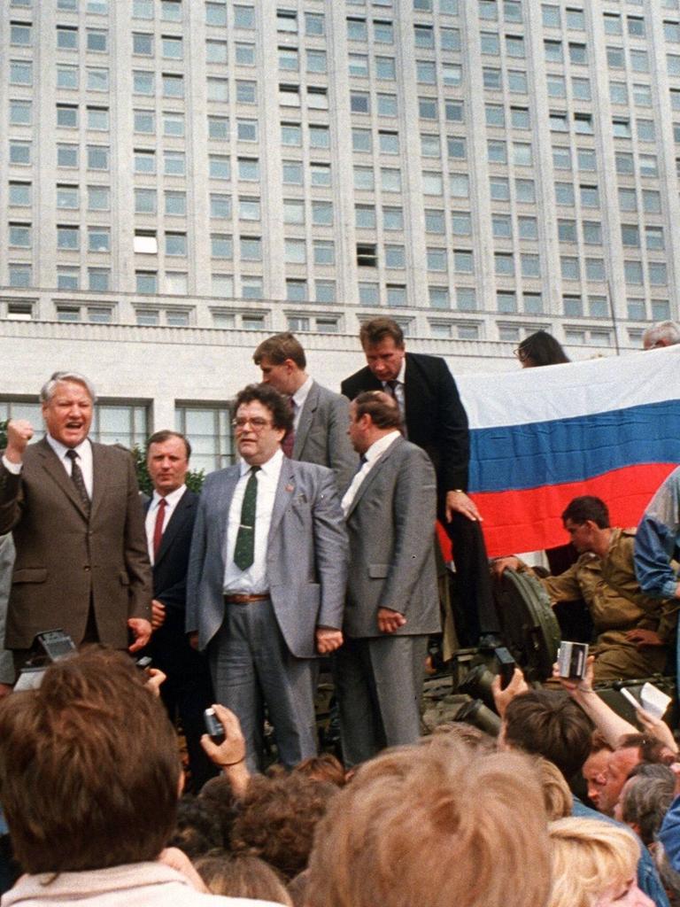 Der damalige russische Präsident Boris Jelzin steht 1991 in Moskau mit erhobener Faust auf einem Panzer. Um ihn herum sehr viele Demonstranten.