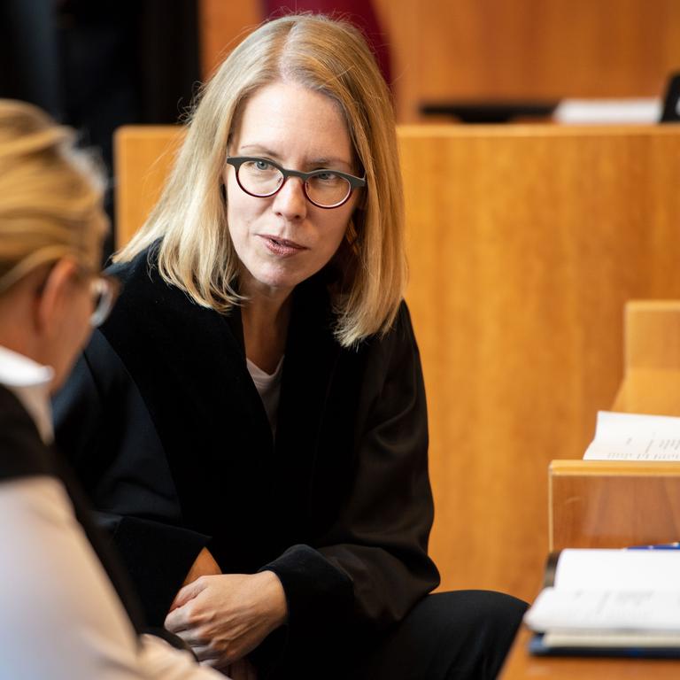 Anne Brorhilker (r) sitzt im September 2019 in ihrer damaligen Funktion als Oberstaatsanwältin vor dem Landgericht auf dem Platz des Anklägers und spricht mit Personen, die neben ihr sitzen.