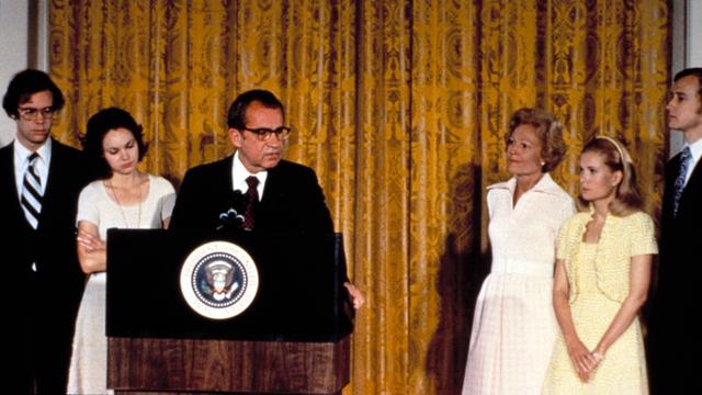 Richard Nixon gibt seinen Rücktritt vom Präsidentenamt bekannt. Um ihn herum stehen David und Julie Eisenhower, Nixon, Pat Nixon, Tricia und Edward Cox. Historische Farbaufnahme vom 8.9.1974.