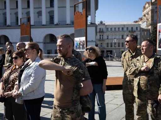 Gedenkzeremonie für in Donetzk gefallene Soldaten auf dem Platz der Unabhängigkeit am 9. April 2024 in Kiew.  