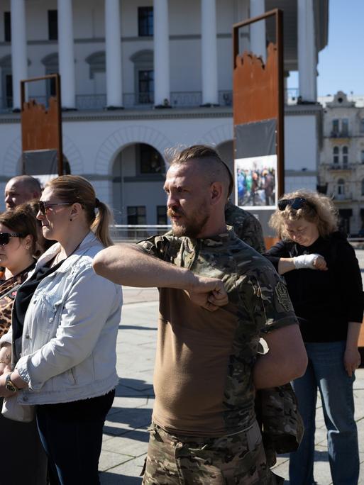 Gedenkzeremonie für in Donetzk gefallene Soldaten auf dem Platz der Unabhängigkeit am 9. April 2024 in Kiew.  