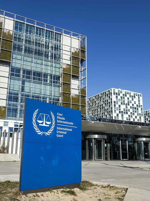 Die Gebäude des Internationalen Strafgerichtshof (IStGH) in Den Haag transportieren Transparenz mit ihren begrünten Glasfassaden.