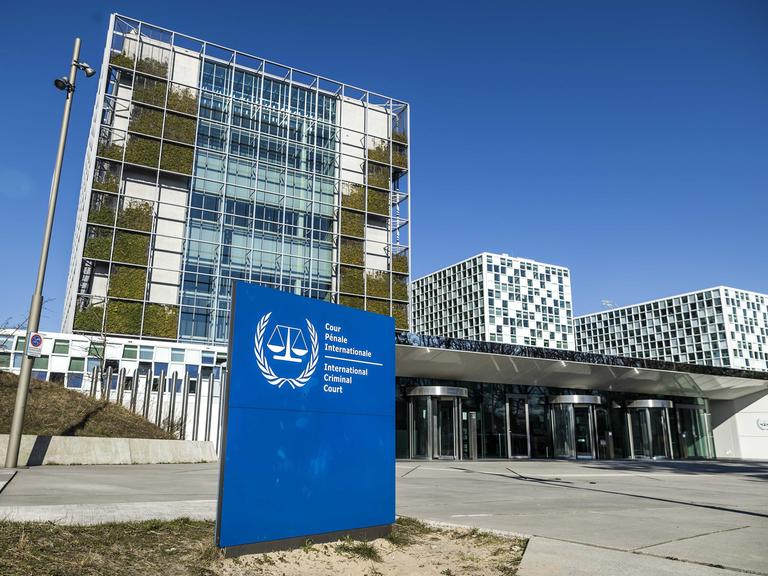 Die Gebäude des Internationalen Strafgerichtshof (IStGH) in Den Haag transportieren Transparenz mit ihren begrünten Glasfassaden.