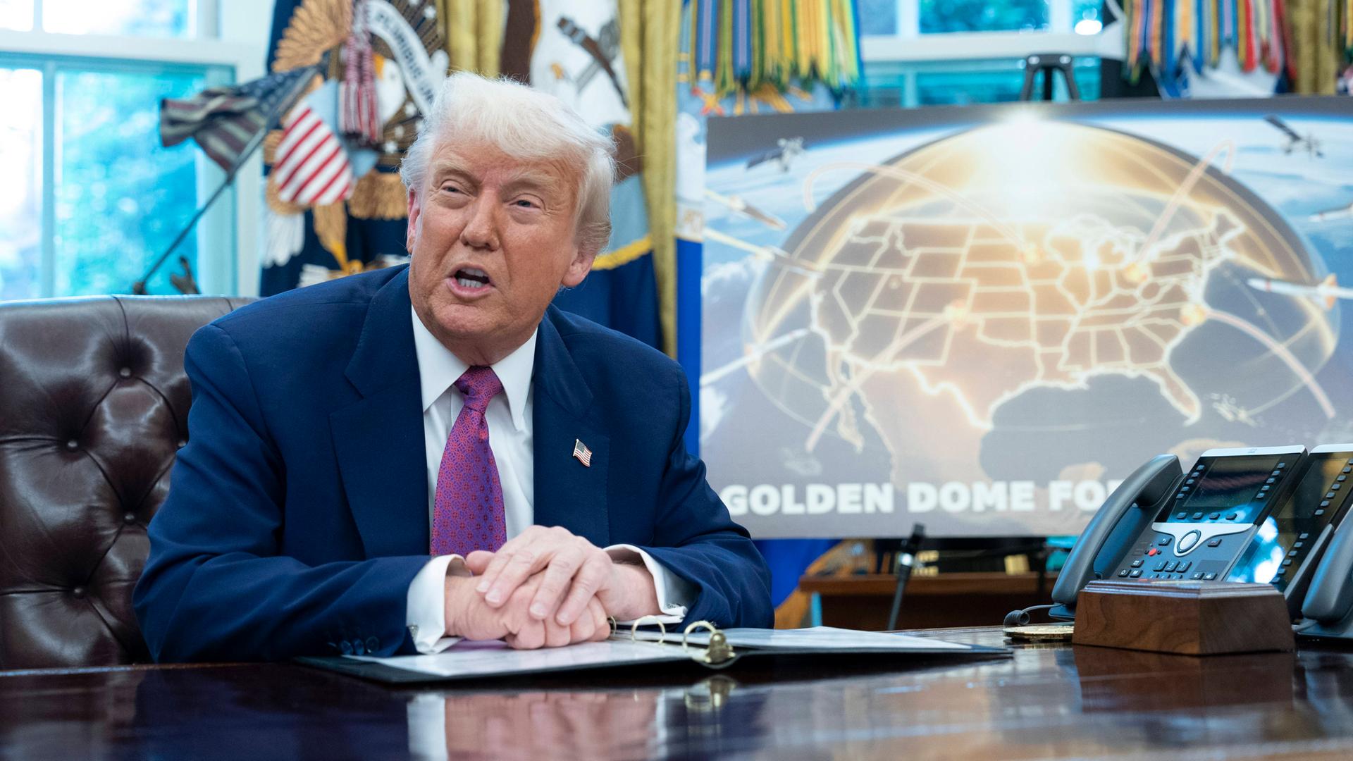 US-Präsident Trump spricht im Oval Office vor einer Grafik mit der Aufschrift "Golden Dome". US-Präsident Trump spricht im Oval Office vor einer Grafik mit der Aufschrift "Golden Dome".