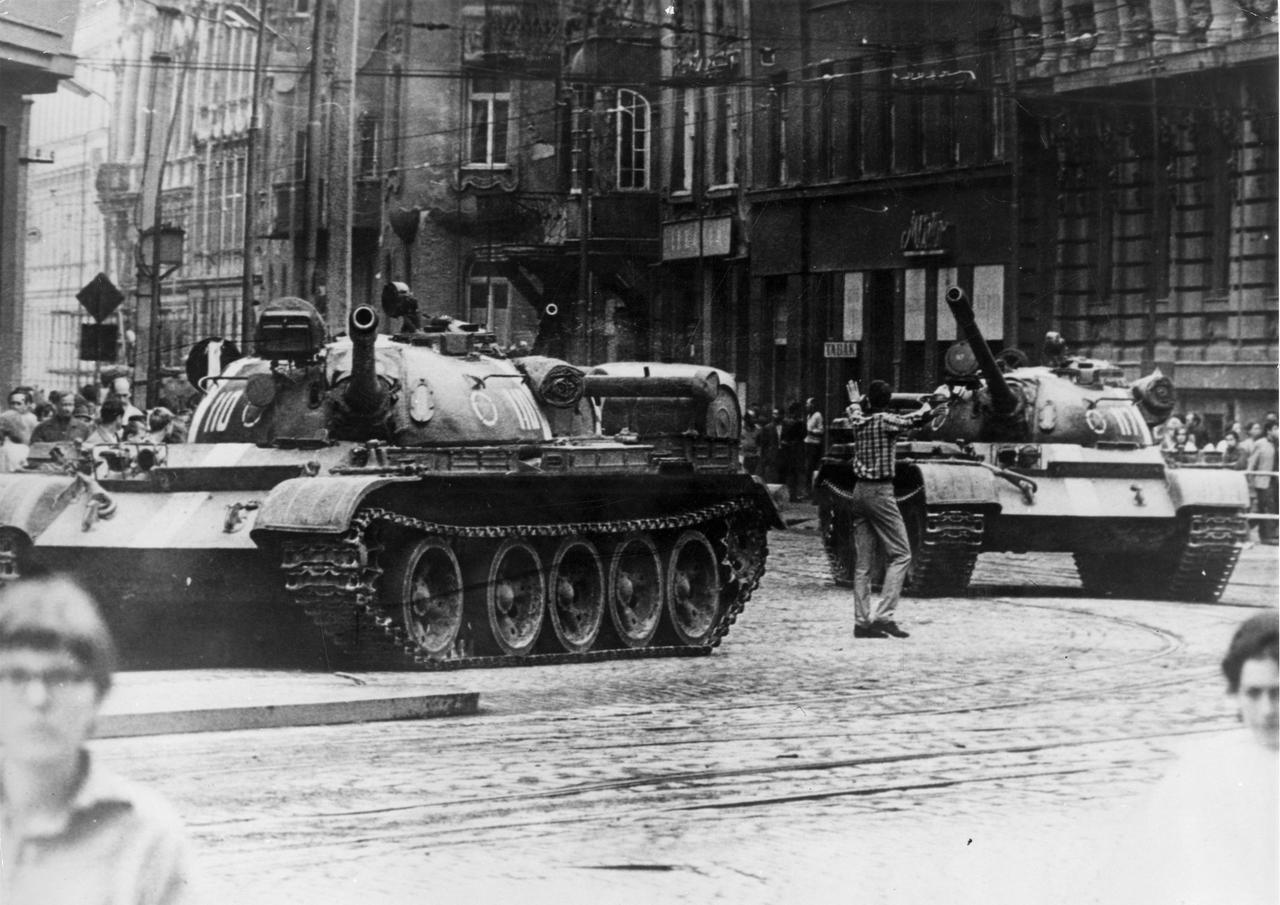 Ein Mann stellt sich russischen Panzern, die eine Straße in Bratislava entlang fahren, entgegen. Ein Mann stellt sich russischen Panzern, die eine Straße in Bratislava entlang fahren, entgegen.
