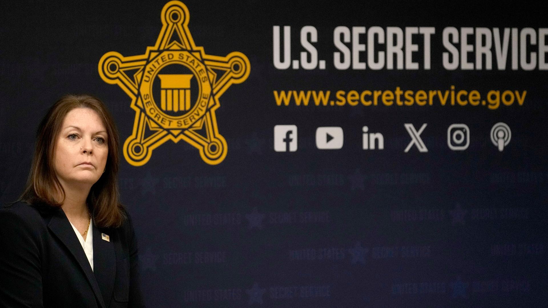 Chicago: Kimberly Cheatle, die Direktorin des US-amerikanischen Secret Service, nimmt an einer Pressekonferenz teil. Im Hintergrund das Logo des Secret Service und diverse Internet-Adressen.