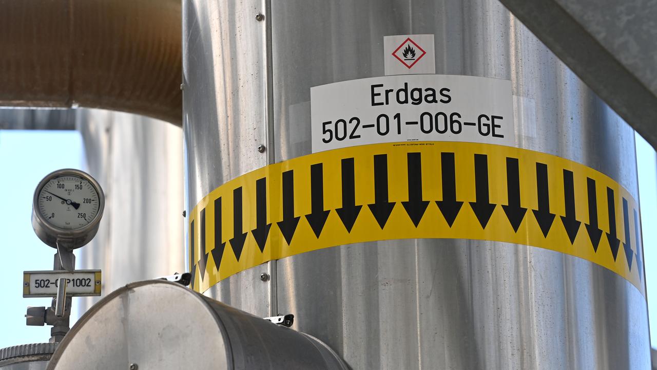 Aufnahme aus dem Gasspeicher Haidach: Ein Rohr mit Aufschrift "Erdgas"
