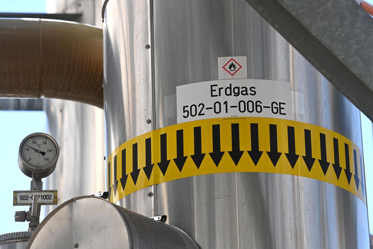 Aufnahme aus dem Gasspeicher Haidach: Ein Rohr mit Aufschrift "Erdgas" Aufnahme aus dem Gasspeicher Haidach: Ein Rohr mit Aufschrift "Erdgas"