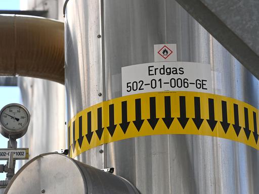 Aufnahme aus dem Gasspeicher Haidach: Ein Rohr mit Aufschrift "Erdgas"
