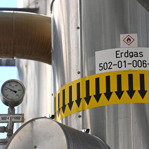 Aufnahme aus dem Gasspeicher Haidach: Ein Rohr mit Aufschrift "Erdgas"
