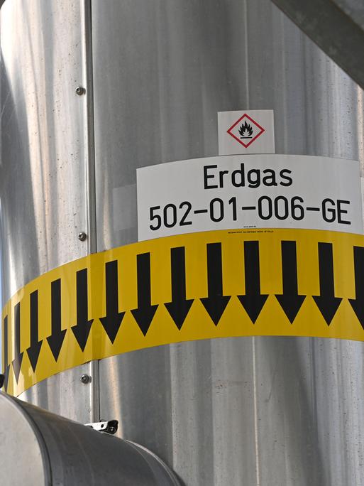 Aufnahme aus dem Gasspeicher Haidach: Ein Rohr mit Aufschrift "Erdgas"