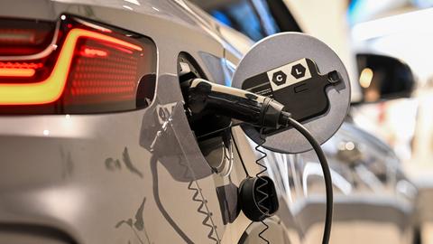 Ein BYD-Auto wird in einem BYD-Store geladen