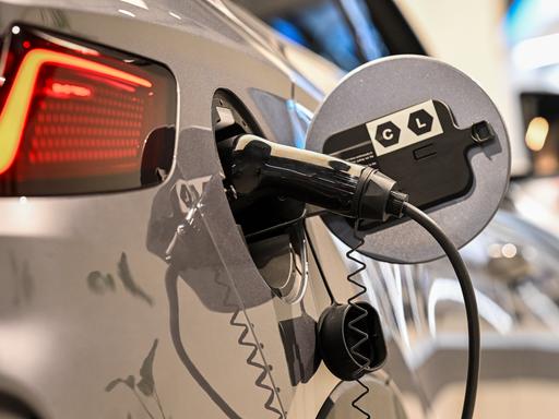 Ein BYD-Auto wird in einem BYD-Store geladen
