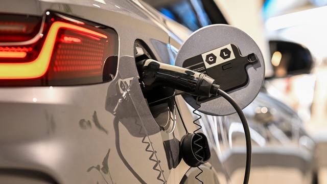Ein BYD-Auto wird in einem BYD-Store geladen