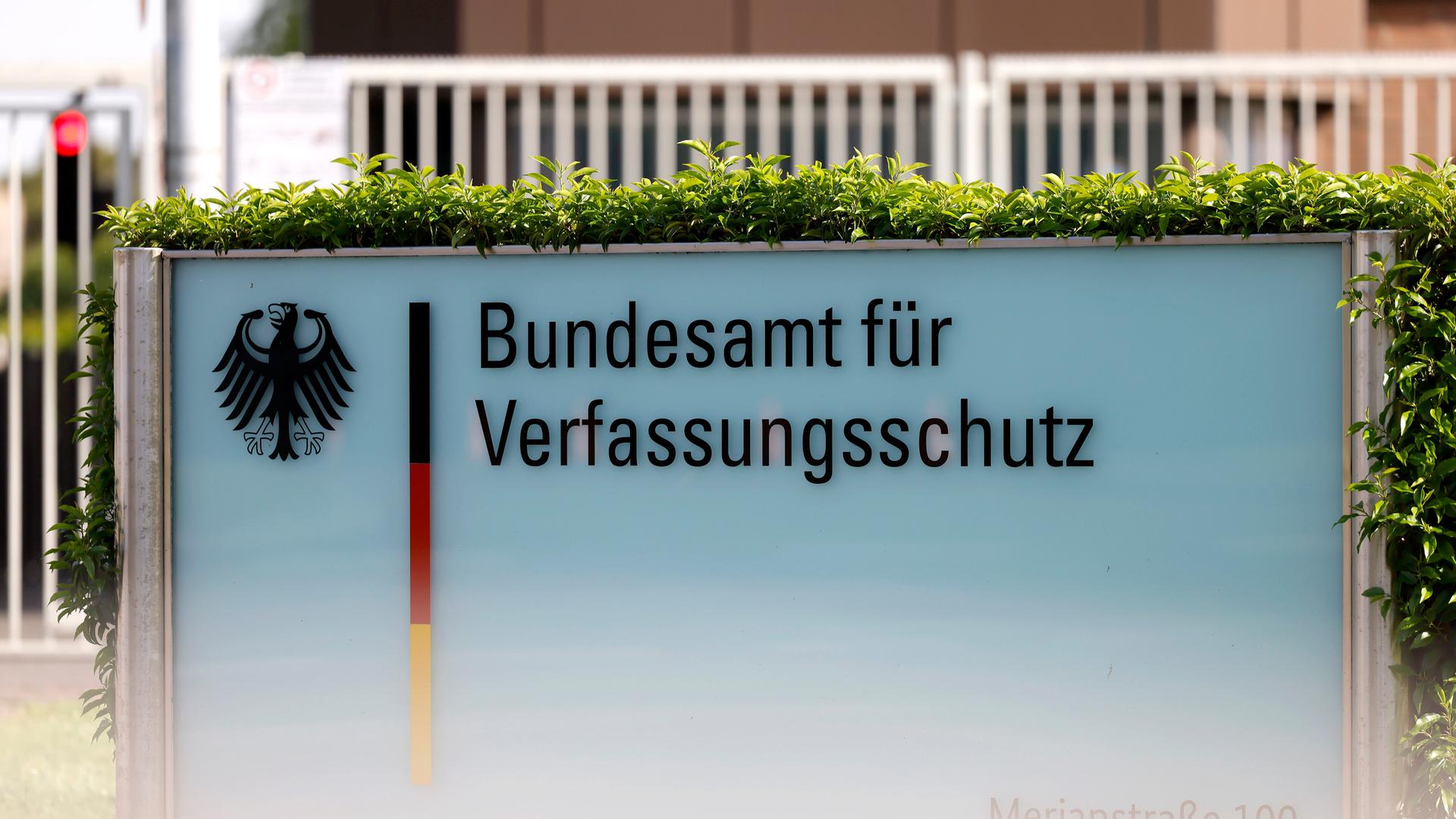 Das Bundesamt für Verfassungsschutz (BfV) hat die Partei Alternative für Deutschland (AfD) nun als 'gesichert rechtsextremistisch' eingestuft. Grundlage für diese Einstufung ist ein nicht öffentliches Gutachten. 