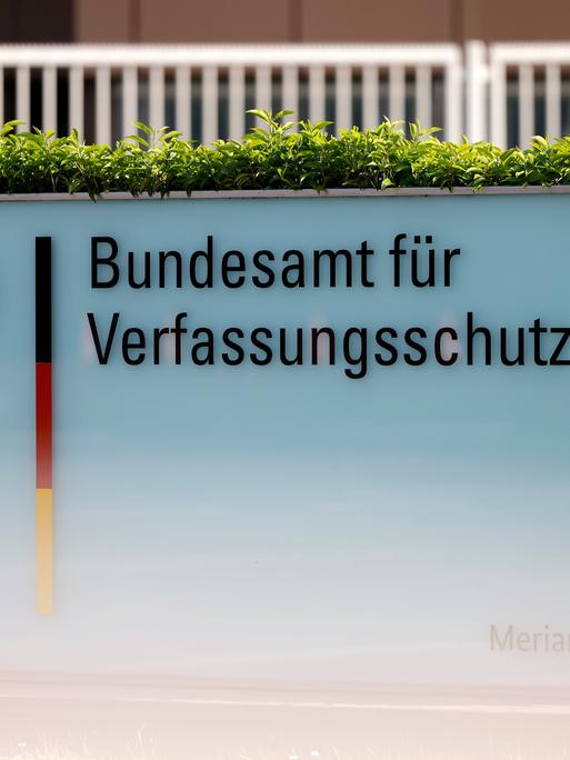 Das Bundesamt für Verfassungsschutz (BfV) hat die Partei Alternative für Deutschland (AfD) nun als 'gesichert rechtsextremistisch' eingestuft. Grundlage für diese Einstufung ist ein nicht öffentliches Gutachten. 
