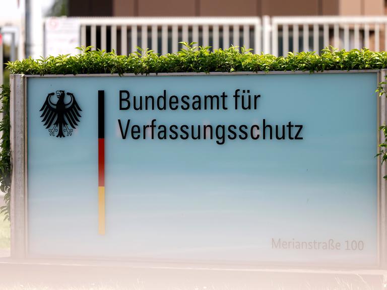 Das Bundesamt für Verfassungsschutz (BfV) hat die Partei Alternative für Deutschland (AfD) nun als 'gesichert rechtsextremistisch' eingestuft. Grundlage für diese Einstufung ist ein nicht öffentliches Gutachten. 