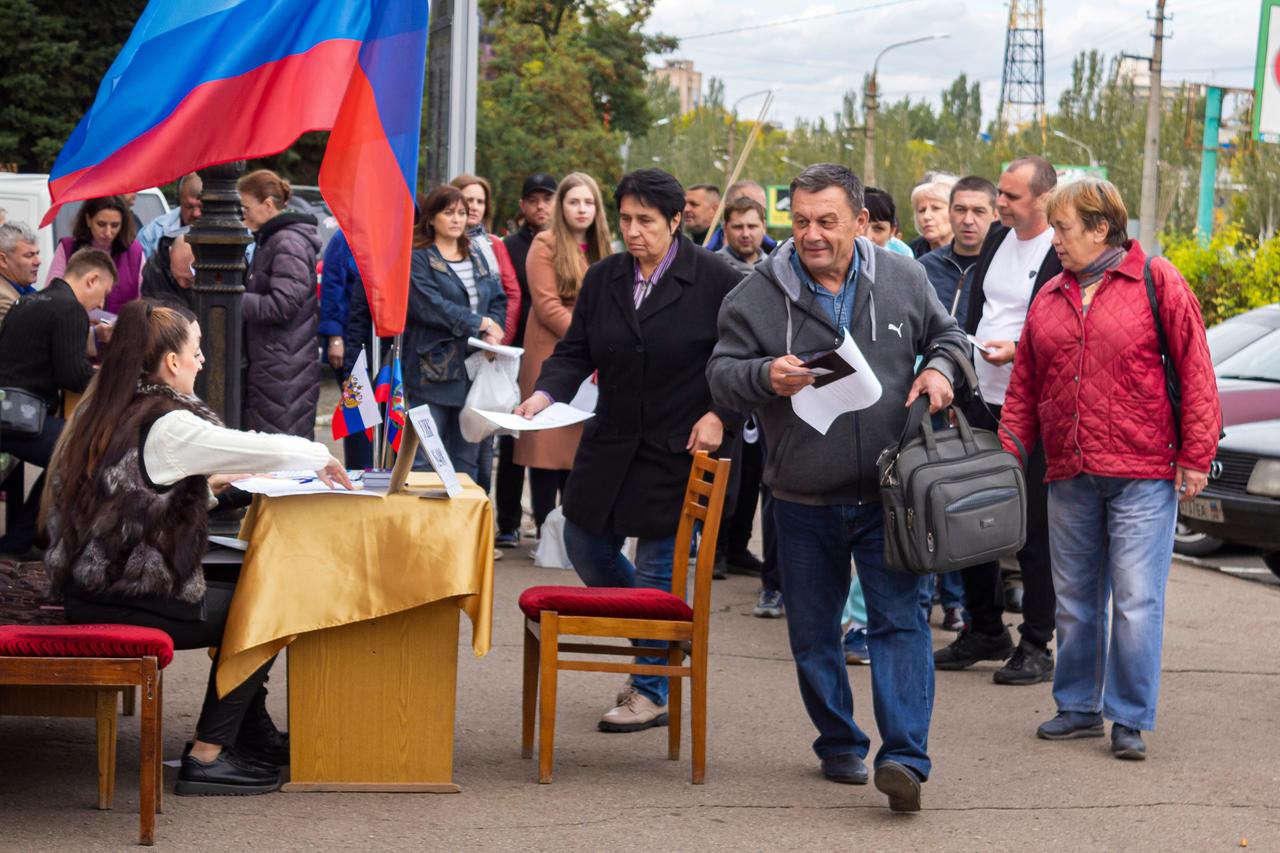 Eine Menschenmenge in der ukrainischen Stadt Luhansk. Eine Menschenmenge in der ukrainischen Stadt Luhansk.