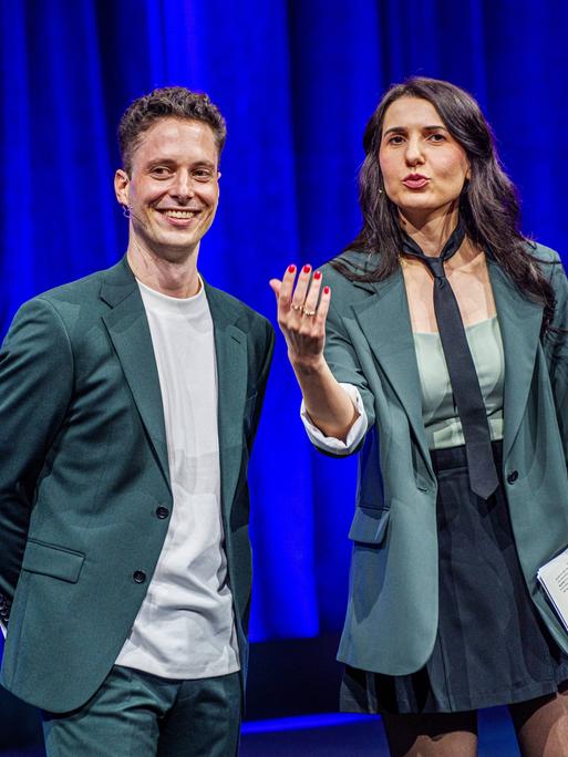 Matthias Renger und Iris Gavric moderieren auf einer Bühne der Frankfurter Buchmesse die Verleihung des TikTok Book Awards.