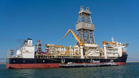 Ein Bohrschiff im Meer