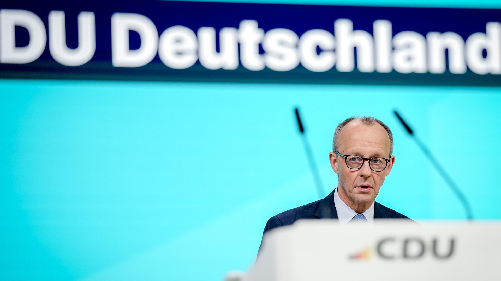 Der CDU-Vorsitzende Merz steht hinter einem Rednerpult. Der CDU-Vorsitzende Merz steht hinter einem Rednerpult.