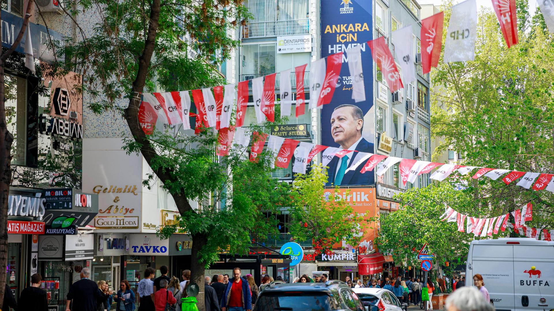 Wahlwerbung in Ankara: Wahlplakat von Amtsinhaber Erdogan und Fähnchen der oppositionellen Partei CHP auf einer Straße in der Innenstadt.