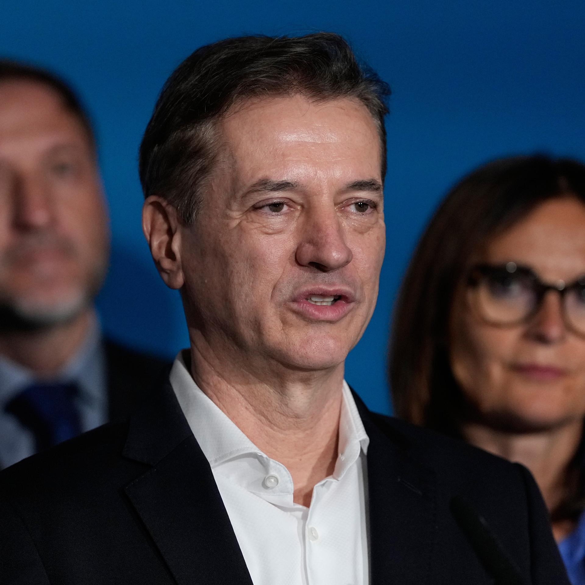 Der amtierende Ministerpräsident Robert Golob spricht zu den Medien, nachdem seine "Svoboda"-Bewegung die knappe Mehrheit der Stimmen bei den Wahlen gewonnen hat.