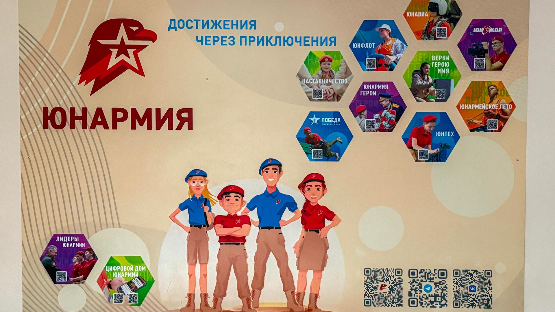 Poster der russischen militärischen Jugendorganisation Junarmija in einer Schule im russisch besetzten Mariupol in der Ukraine