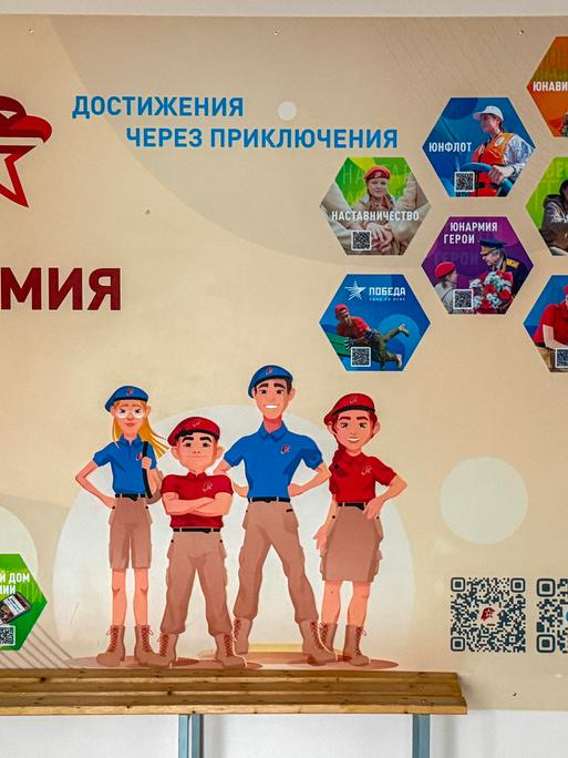 Poster der russischen militärischen Jugendorganisation Junarmija in einer Schule im russisch besetzten Mariupol in der Ukraine