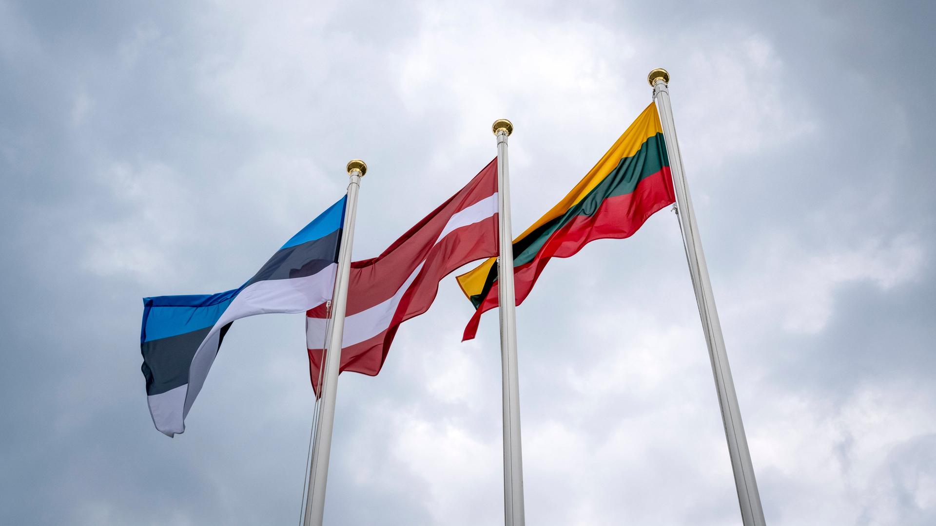 An drei Masten hängen die Flaggen von Estland, Lettland und Litauen.