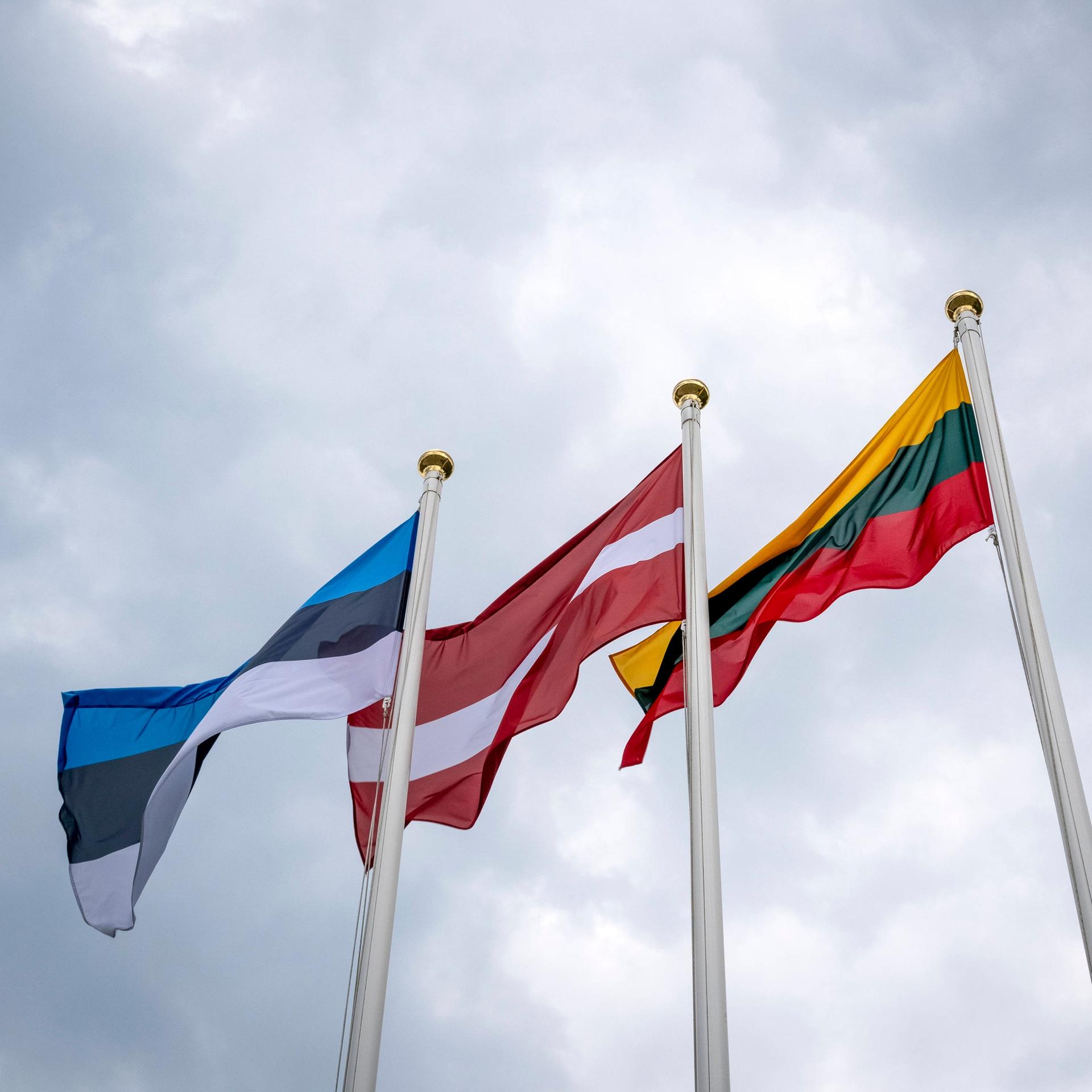 An drei Masten hängen die Flaggen von Estland, Lettland und Litauen.