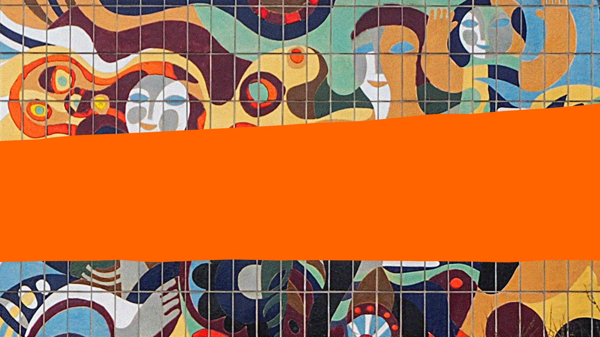 Cover des Podcasts "Jüdisch in der DDR".
Über bemalten Kacheln mit Figuren ist auf orangenem Hintergrund der Schriftzug "Jüdisch in der DDR" zu lesen.