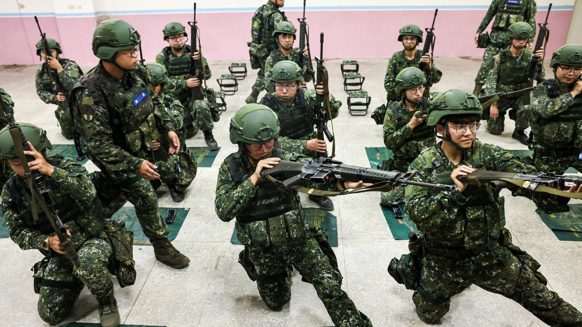 Taiwanesische Reservisten-trainieren am Gewehr. Taiwanesische Reservisten-trainieren am Gewehr.