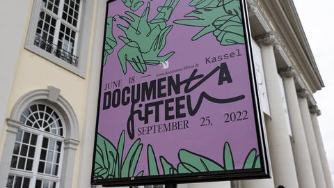 Ein Schild "documenta fifteen" ist vor dem Museum Fridericianum zu sehen. Die documenta fifteen gilt als die weltweit bedeutendste Reihe von Ausstellungen für zeitgenössische Kunst. Sie geht vom 18.06. bis zum 25.09.2022.