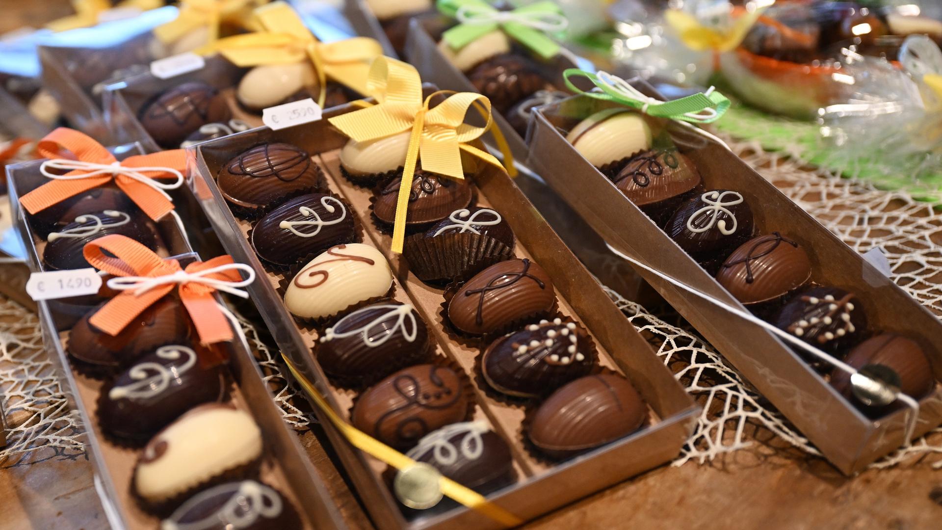 Verzierte Schoko-Ostereier werden in einer Chocolaterie zum Verkauf angeboten. Verzierte Schoko-Ostereier werden in einer Chocolaterie zum Verkauf angeboten.
