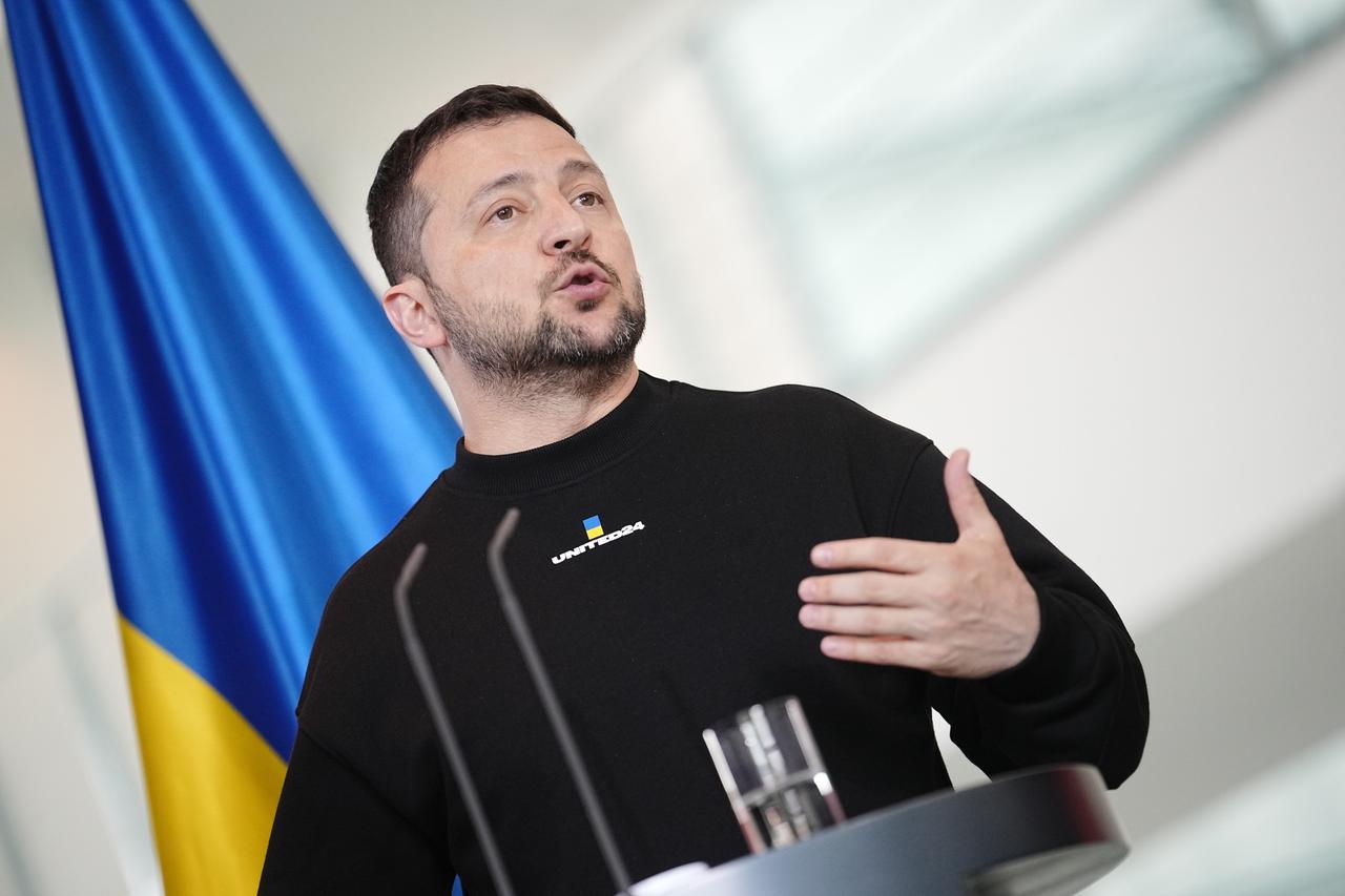 Wolodymyr Selenskyj, Präsident der Ukraine, steht am Rednerpult vor einer ukrainischen Flagge