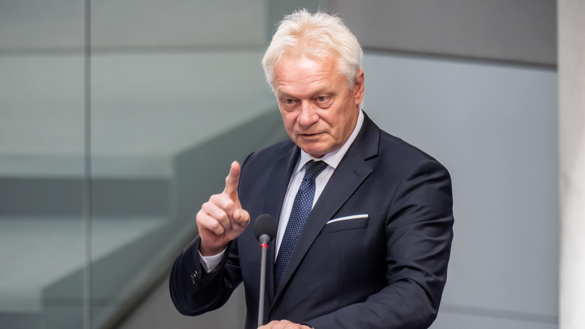 Alois Rainer (CSU), Bundesminister für Ernährung, Landwirtschaft und Heimat, spricht im Bundestag und hält seinen rechten Zeigefinger nach oben.
