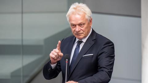 Alois Rainer (CSU), Bundesminister für Ernährung, Landwirtschaft und Heimat, spricht im Bundestag und hält seinen rechten Zeigefinger nach oben.