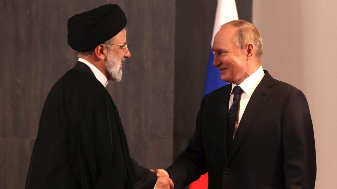 Russlands Präsident Vladimir Putin trifft sich mit dem iranischen Präsidenten Ebrahim Reisi  in Usbekistan am September 15 2022