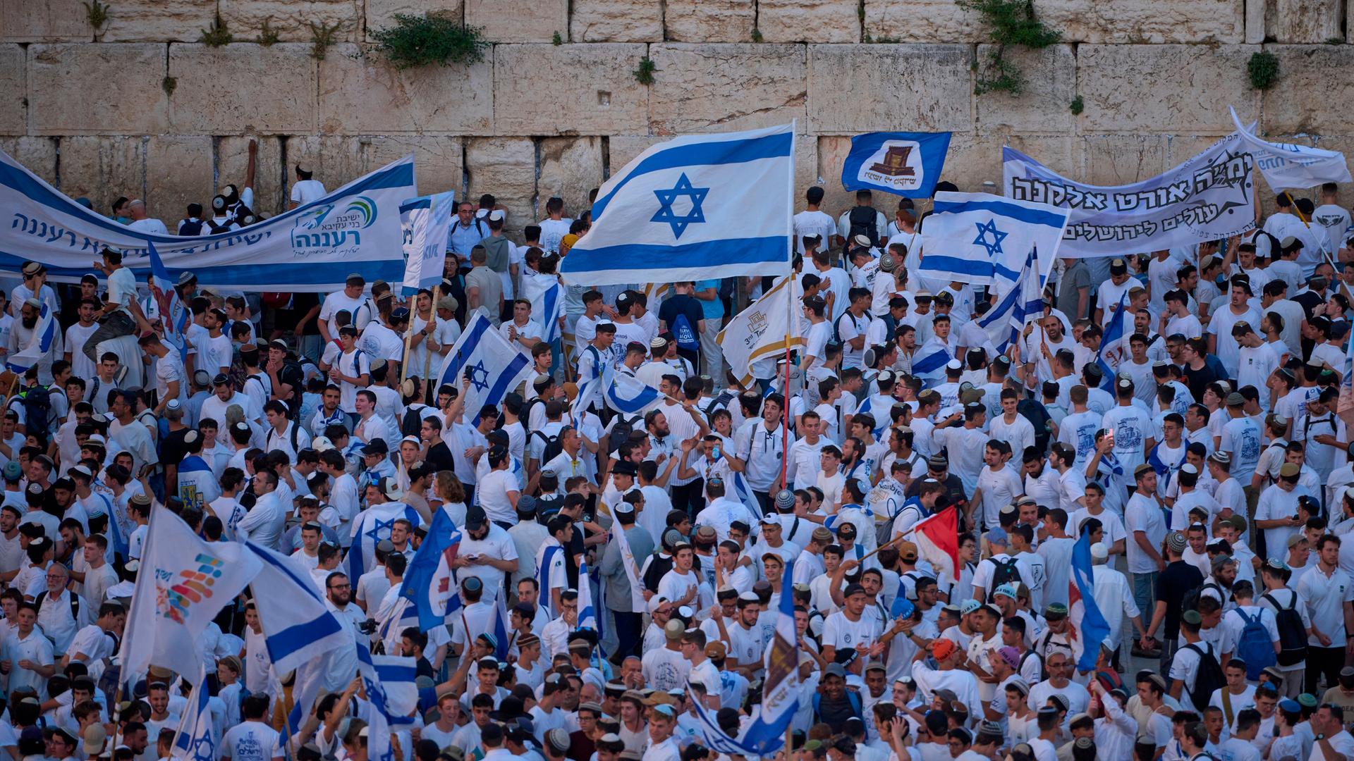 Israelis schwenken Nationalflaggen neben der Klagemauer in der Altstadt von Jerusalem.