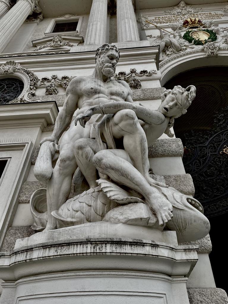 Herkules-Statue mit Frau