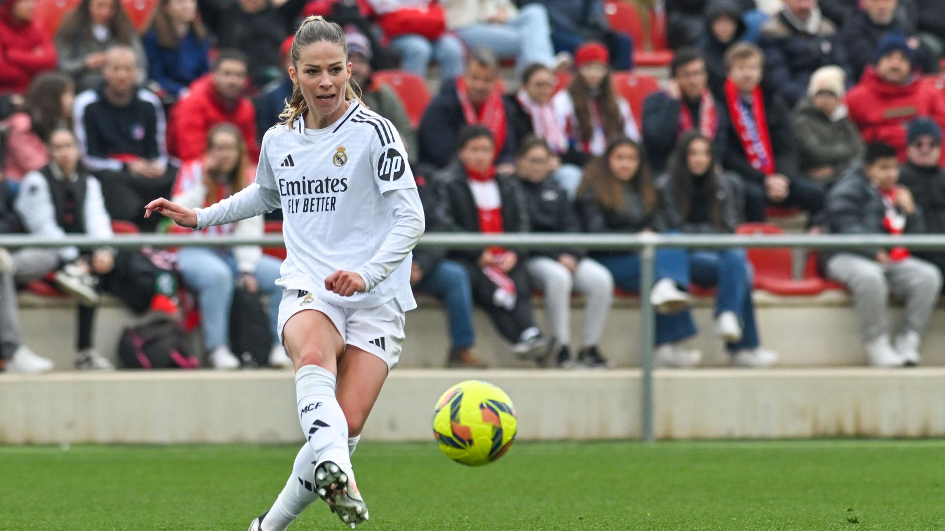 Eine Frau schießt einen Fußball. Eine Frau schießt einen Fußball.