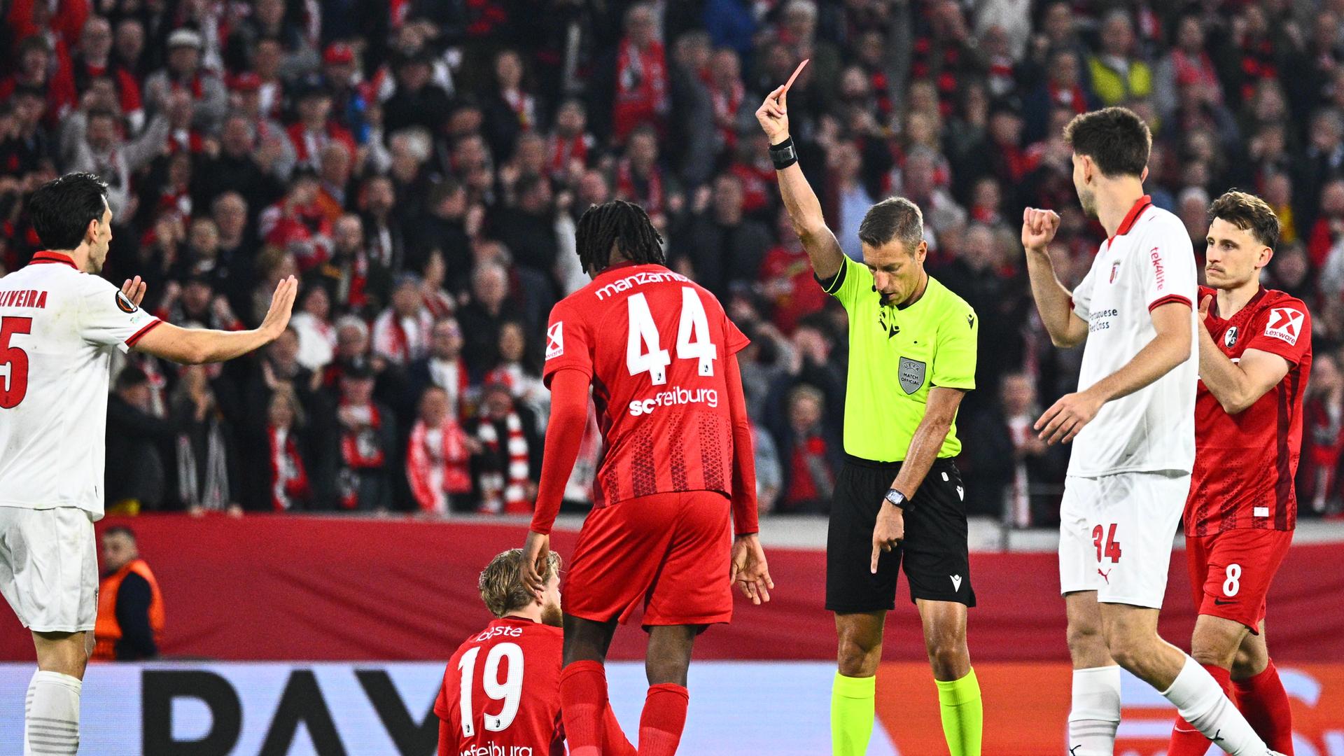 Szene aus dem Spiel SC Freiburg gegen den portugiesischen Club SC Braga. Schiedsrichter Davide Massa (Italien) zeigt Bragas Dorgeles (nicht im Bild) die Rote Karte und gibt Freistoß für Freiburg.