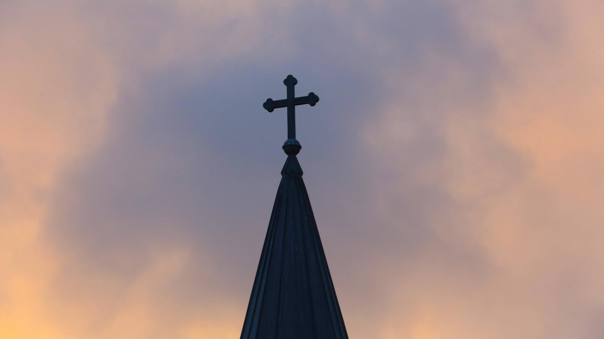 Kreuz auf einer evangelischen Kirche.