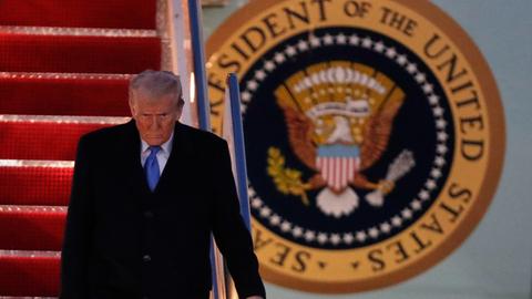 US-Präsident Donald Trump geht die Treppe der Air Force One hinunter bei seiner Ankunft auf der Joint Base Andrews in Maryland. 