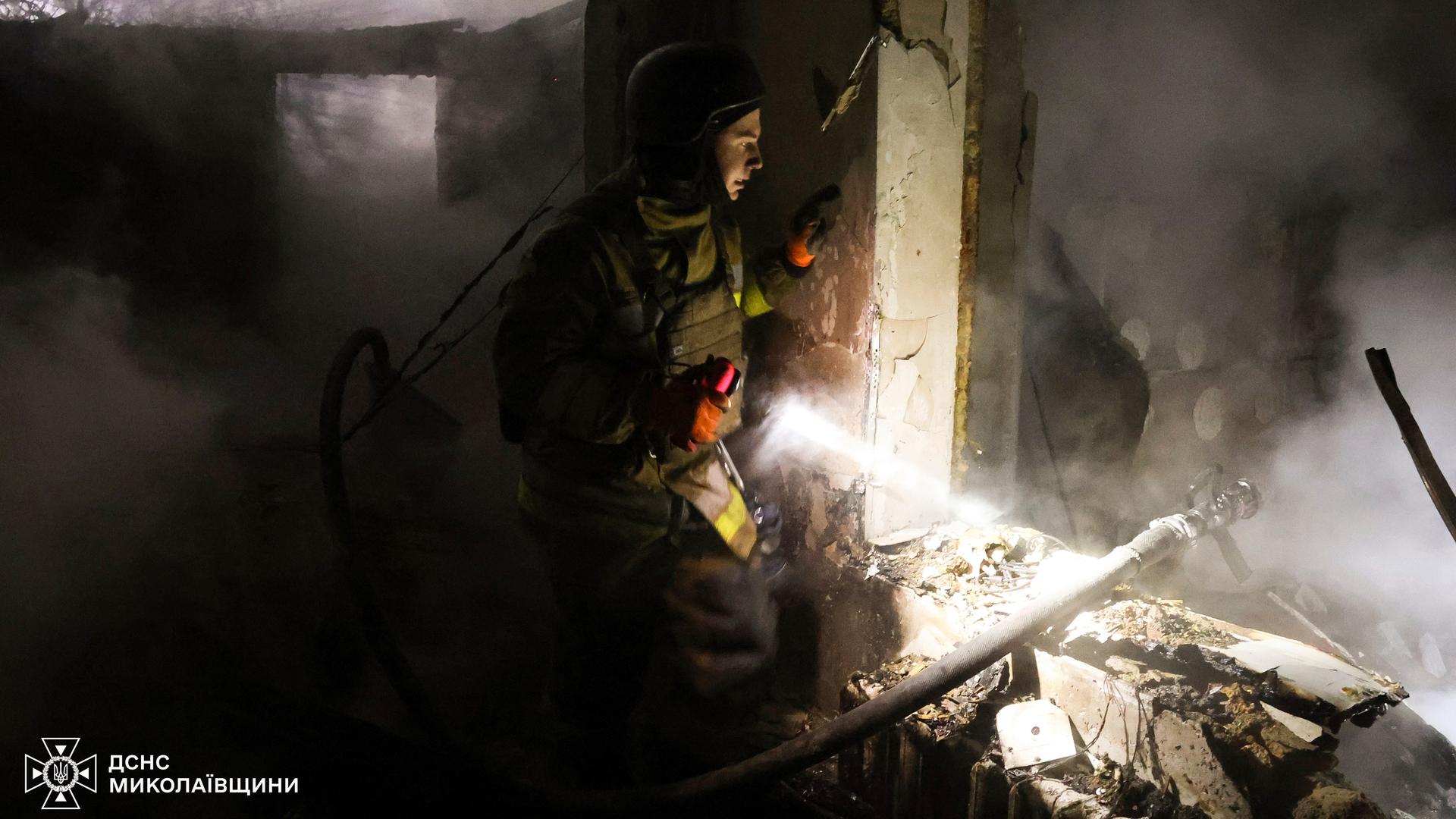 Ein Feuerwehrmann arbeitet in den Trümmern eines Hauses in Mykolajiw nach einem russischen Angriff. 