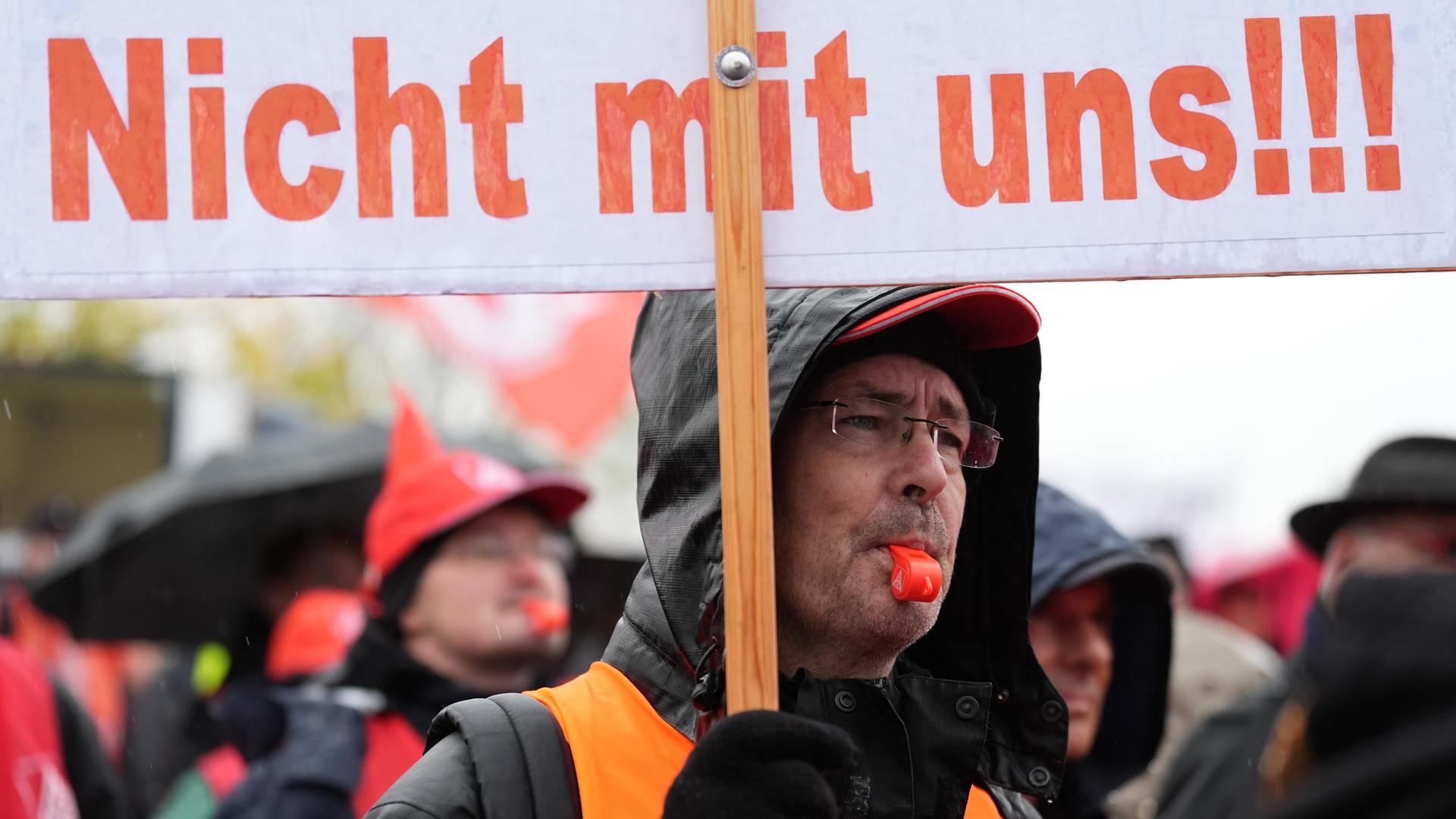 Hamburg: "Nicht mit uns !!!" steht auf einem Plakat, das ein Gewerkschaftsmitglied auf einer Kundgebung am Fischmarkt im Hafen trägt. Hamburg: "Nicht mit uns !!!" steht auf einem Plakat, das ein Gewerkschaftsmitglied auf einer Kundgebung am Fischmarkt im Hafen trägt.