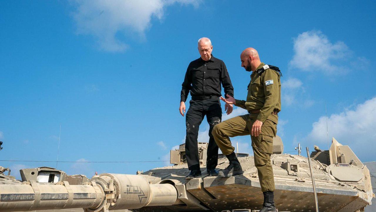 Der israelische Verteidigungsminister YOAV GALLANT besucht die Technologiebrigade des Bodenkorps, deren Aufgabe es ist, die Truppen im Feld mit den entsprechenden technischen Mitteln auszustatten. 