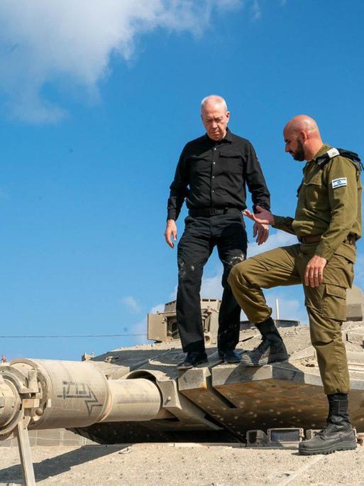 Der israelische Verteidigungsminister YOAV GALLANT besucht die Technologiebrigade des Bodenkorps, deren Aufgabe es ist, die Truppen im Feld mit den entsprechenden technischen Mitteln auszustatten. 